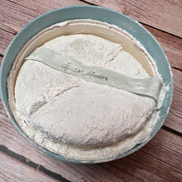 Vintage Elizabeth Arden “Blue Grass” Dusting Powder Set – Tin & Shaker Bottle - Picture 9 of 16